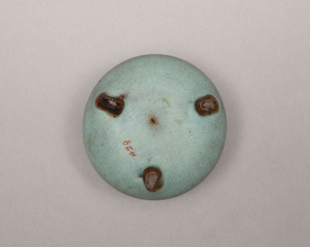 钧窑天蓝釉三足炉底部